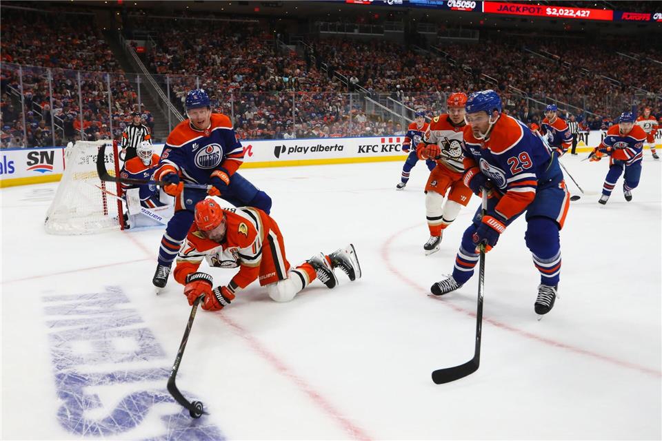 Leon Draisaitl (r) konnte die Niederlage der Edmonton Oilers nicht verhindern.CODIE MCLACHLAN/The Canadian Press/AP/dpa