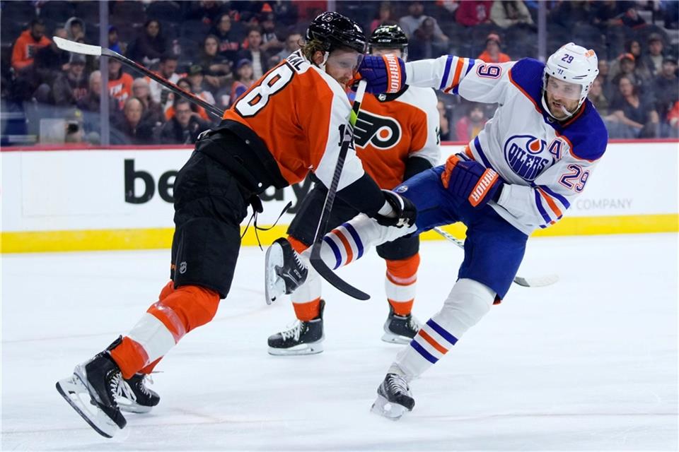 Leon Draisaitl (r) musste mit den Edmonton Oilers eine weitere Niederlage hinnehmen.