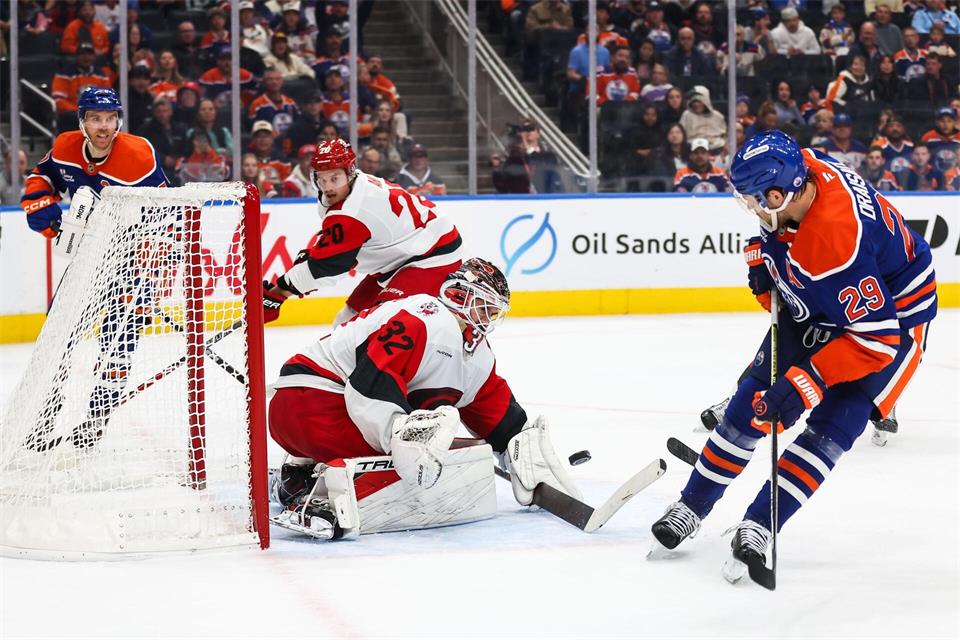 Leon Draisaitl (r.) steuerte fünf Scorerpunkte zum Oilers-Sieg bei.Codie McLachlan/The Canadian Press/AP/dpa
