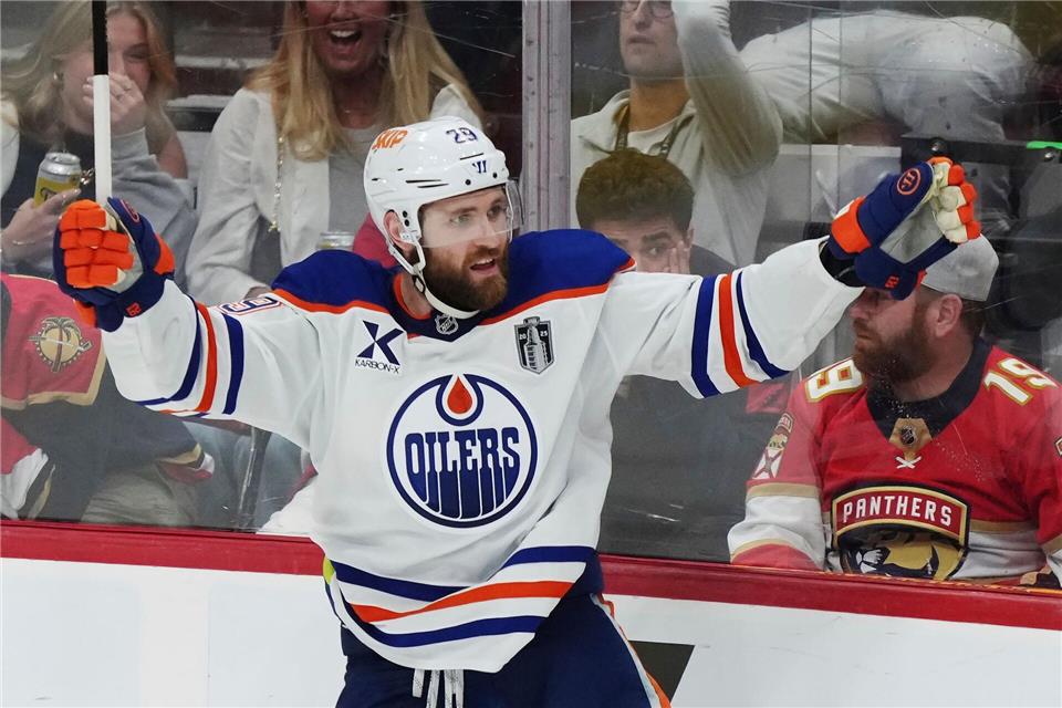 Leon Draisaitl soll noch in der ersten Playoffrunde gegen Anaheim sein Comeback für die Oilers geben (Archivbild). Nathan Denette/The Canadian Press/dpa