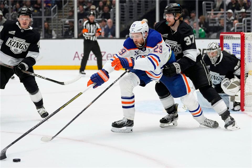 Oilers und Senators gelingen wichtige Siege in NHL-Playoffs Leon Draisaitl und die Edmonton Oilers führen nun in der Serie gegen die Los Angeles Kings.Mark J. Terrill/AP/dpa