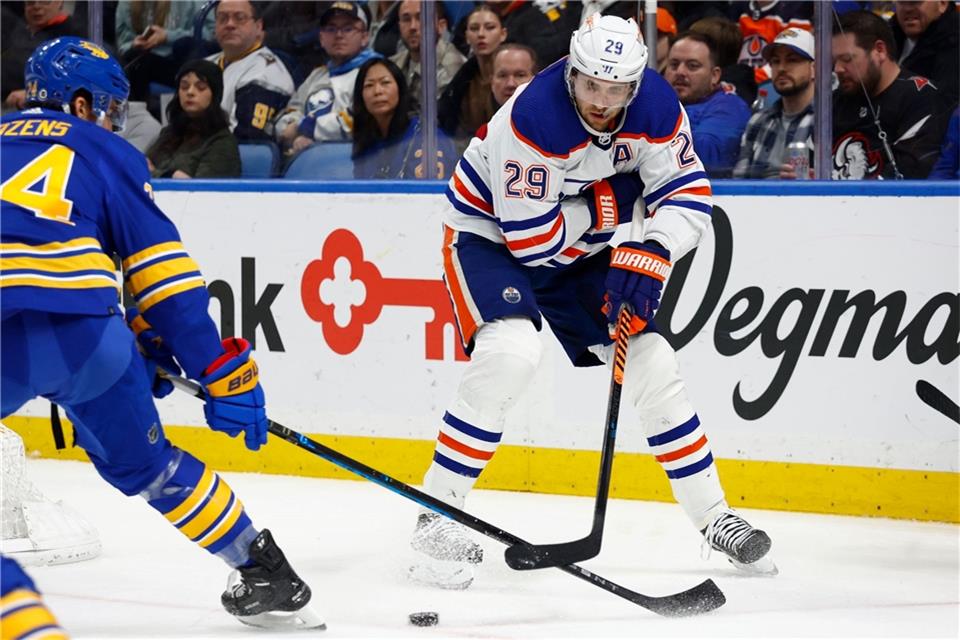 Leon Draisaitl von den Edmonton Oilers in Aktion.