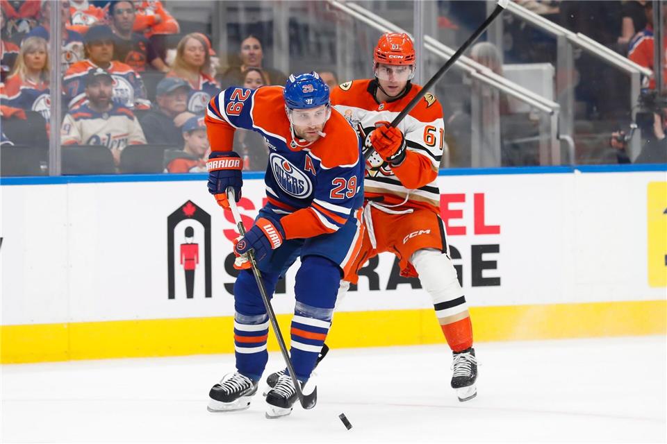 Leon Draisaitl (vorne) von den Edmonton Oilers punktete im dritten Spiel nach seiner Rückkehr gegen die Anaheim Ducks doppelt.CODIE MCLACHLAN/The Canadian Press/dpa