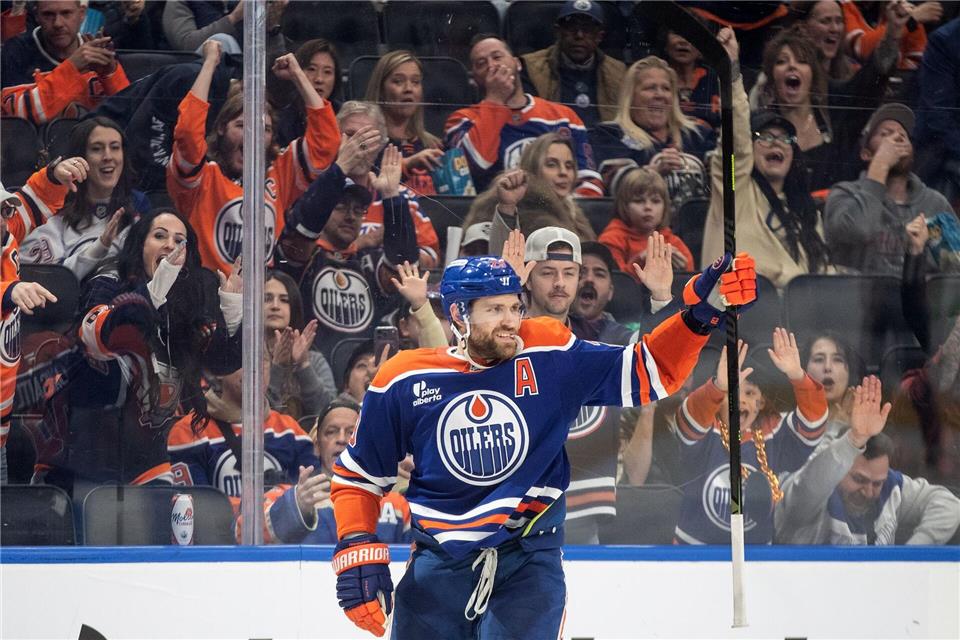 Leon Draisaitl wird von den Oilers-Fans gefeiert.Jason Franson/The Canadian Press/AP/dpa