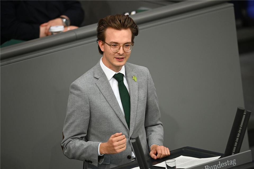 Test neuer Technologie beim bundesweiten Warntag Leon Eckert (Grüne) ist Innenexperte. Der Abgeordnete aus Bayern ist bei der Freiwilligen Feuerwehr und kümmert sich in seiner Fraktion besonders um Katastrophenschutz-Themen. (Archivfoto)Philip Dulian/dpa