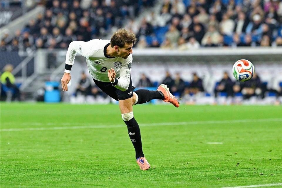 Die deutsche Fußball-Nationalmannschaft in der Einzelkritik Leon Goretzka artistisch in Aktion.Uwe Anspach/dpa