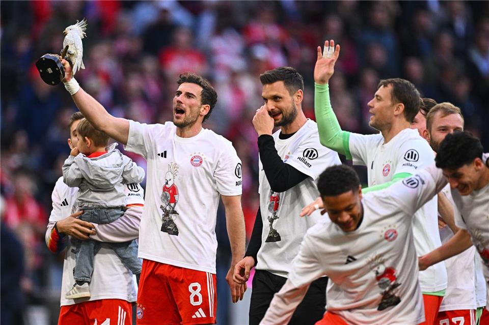 Leon Goretzka hat bei den Feierlichkeiten den Kakadu dabei.Tom Weller/dpa