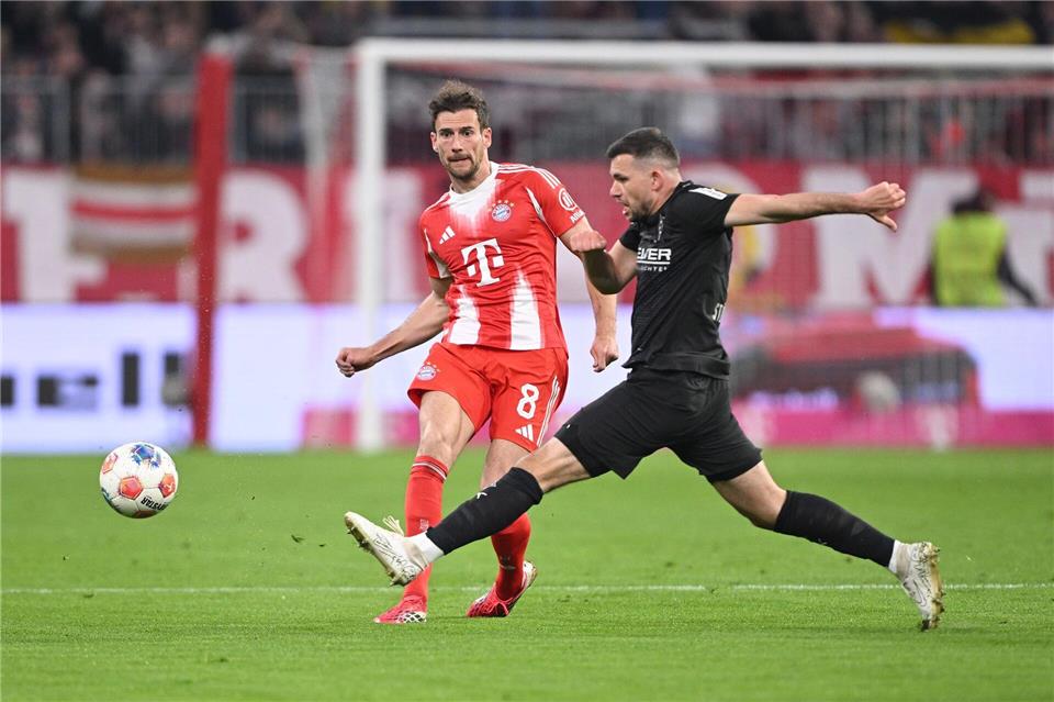 Leon Goretzka (l) in Aktion gegen Gladbach.Harry Langer/dpa