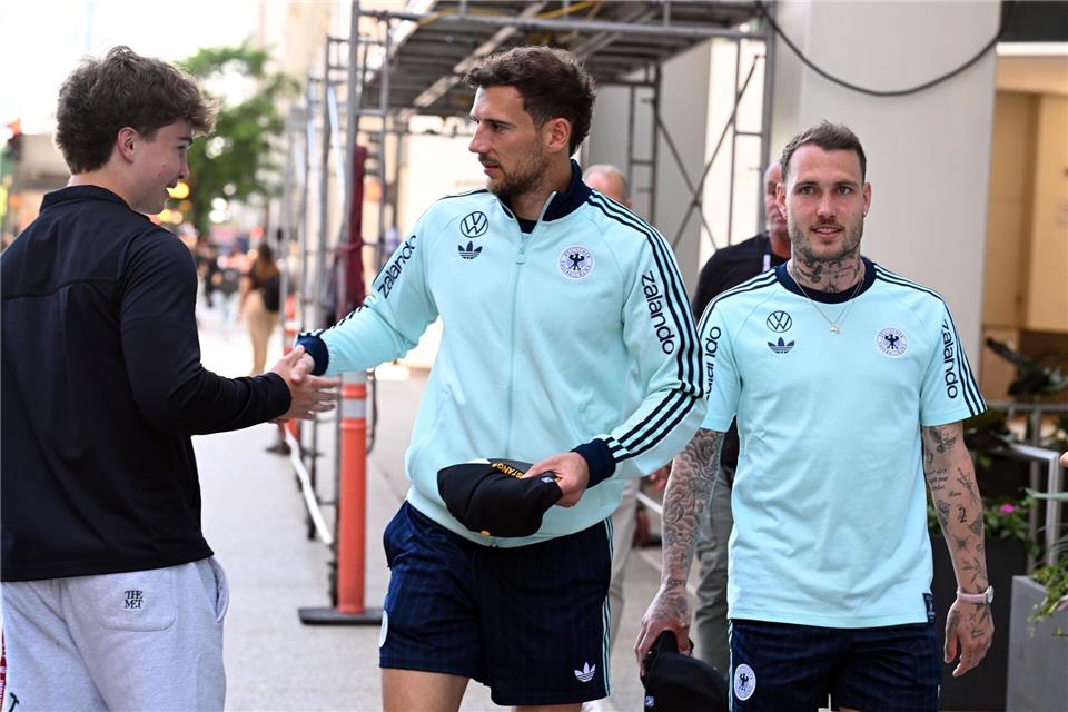 Leon Goretzka (l). und David Raum (r.) auf dem Weg zu einem Termin in Chicago.Federico Gambarini/dpa