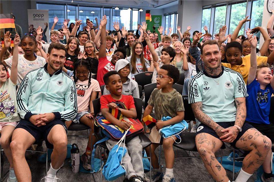 Leon Goretzka (l.) und David Raum (r.) beantworten Fragen von Kindern im Goethe-Institut in Chicago. Federico Gambarini/dpa