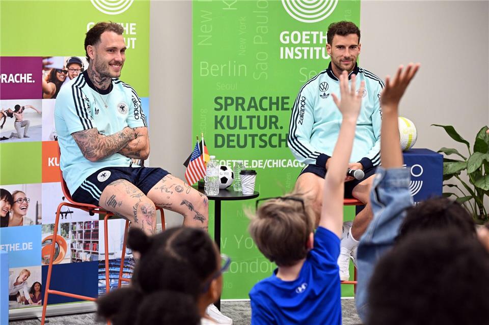 Leon Goretzka (l.) und David Raum (r.) beantworten Fragen von Kindern im Goethe-Institut in Chicago. Federico Gambarini/dpa