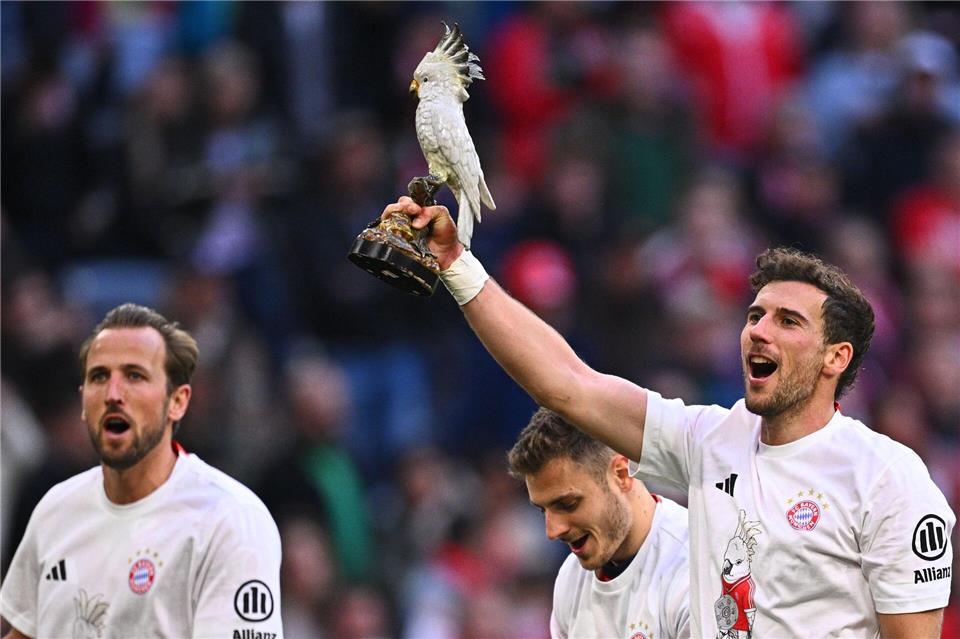 Leon Goretzka zeigt den Kakadu.Tom Weller/dpa