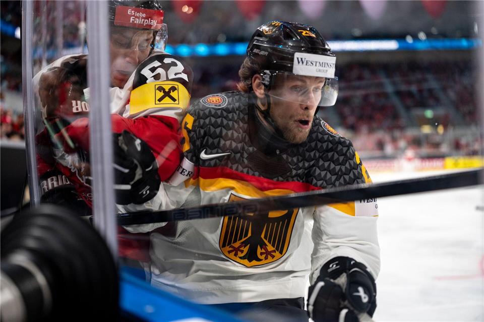 Leon Hüttel (r) kämpft mit dem Österreicher Paul Huber um den Puck.Claudio Thoma/KEYSTONE/dpa