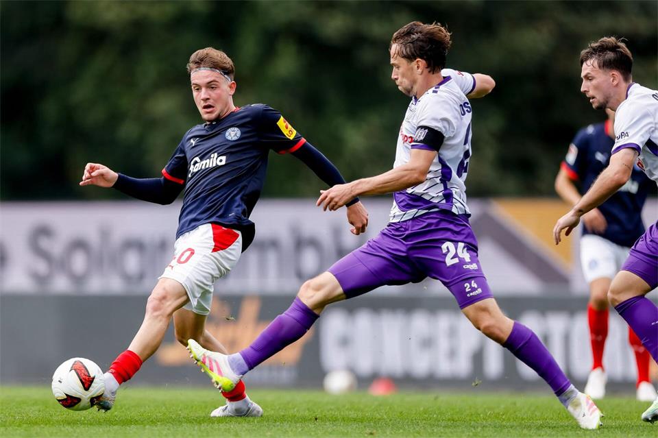 Leon Parduzi (l, Holstein Kiel) und Jannik Müller (VfL Osnabrück) kämpfen um den Ball.Philipp Szyza/dpa