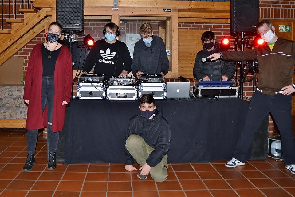 Leon Plohr (3.v.l.) ist einer der DJs, die am Freitag bei der „DJ-Night“ im Jugendhaus aufgelegt haben.