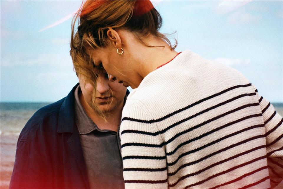 Leon (Thomas Schubert, l) und Nadja (Paula Beer) treffen an der Ostsee aufeinander. -/ZDF/Schramm Film/dpa