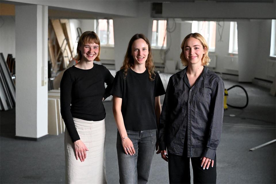 Leona (l-r), Juli und Emma lernten sich im Studium kennen.Lilli Förter/dpa