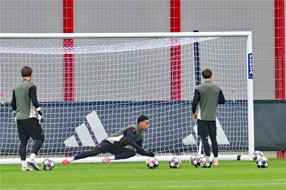 Leonard Prescott (M) testet im Training den Ernstfall. Malin Wunderlich/dpa