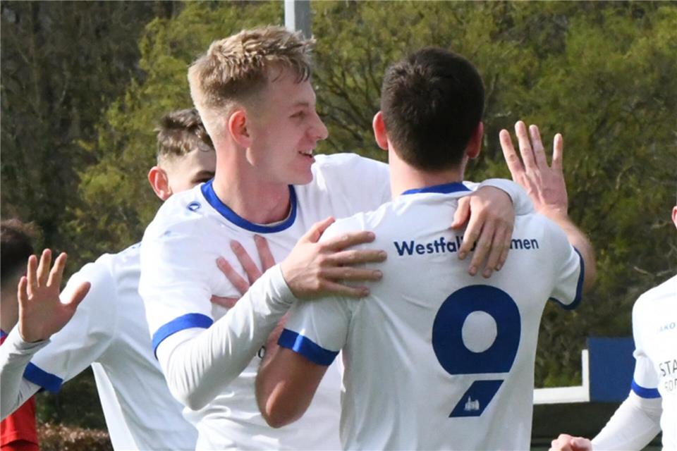 Leonard Veith (links) brachte die Gemener Zweitgarnitur beim 2:1-Erfolg in Borken mit 1:0 in Führung.
