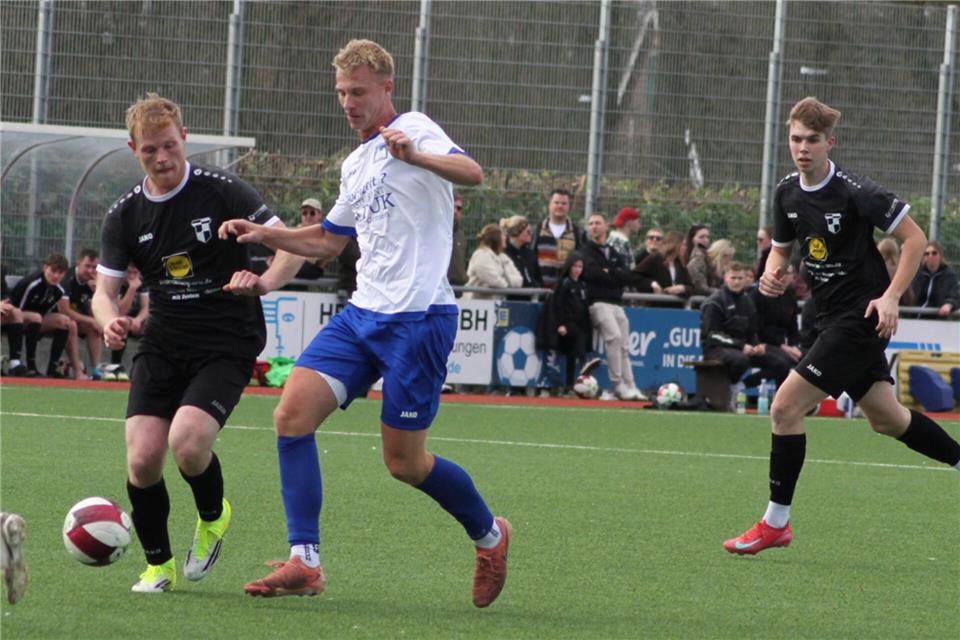 Leonard Veith (mitte) und Westfalia Gemen II gewannen das Spitzenspiel gegen Viktoria Heiden II.