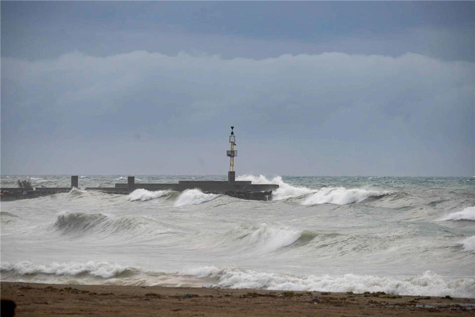 „Leonardo“ brachte viel Regen und hohe Wellen an den Küsten Spaniens und Portugals. (Archiv-Bild)Marian León/EUROPA PRESS/dpa