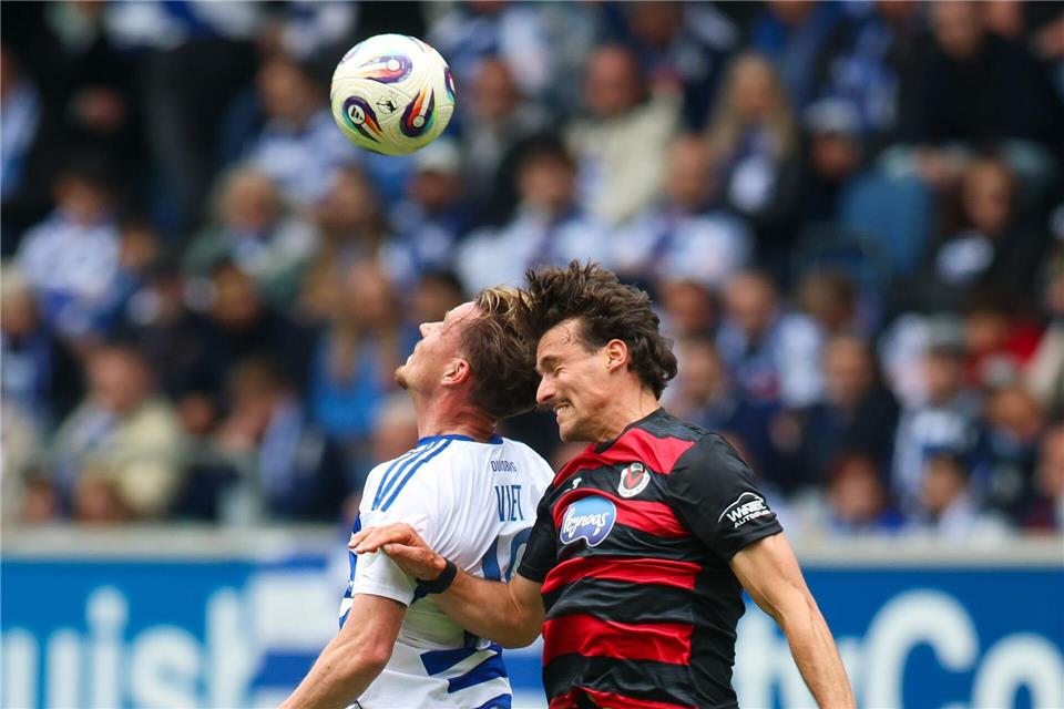 Leonhard Münst (r) wechselt von Viktoria Köln zum VfL Osnabrück. (Archivbild)Christoph Reichwein/dpa