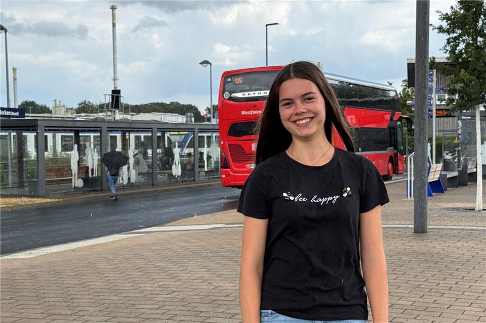 Leonie Böker lebt gerne in Borken und bleibt auch deswegen trotz Studiums in Enschede hier wohnen. Ohne Auto ist sie dabei besonders auf Bus und Bahn angewiesen. 2,5 Stunden braucht sie zur Uni, „wenn alles glatt läuft.“