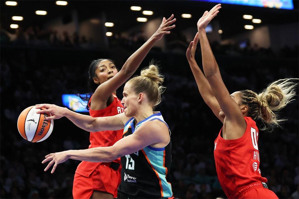 Leonie Fiebich (M) und New York konnten die Niederlage nicht verhindern. Heather Khalifa/AP/dpa