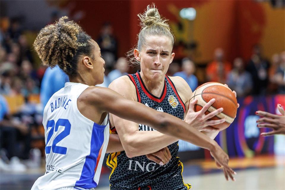 Leonie Fiebich beim Zug zum Korb.Andreas Gora/dpa