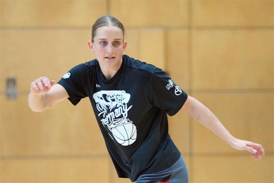 Leonie Fiebich ist der Star bei Deutschlands Basketballerinnen.Soeren Stache/dpa