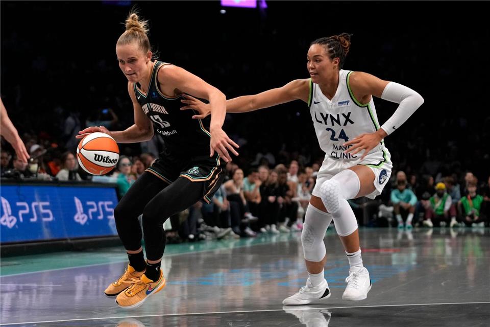 Leonie Fiebich (links) ist zentraler Bestandteil der New York Liberty.Pamela Smith/AP/dpa