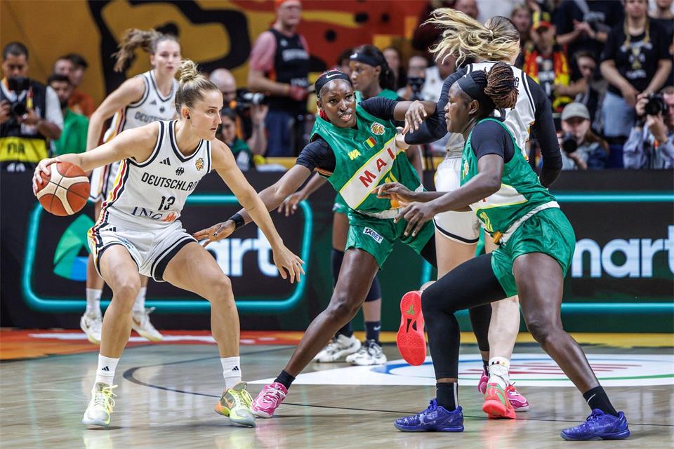 Leonie Fiebich und die deutschen Basketballerinnen stehen bei der Heim-WM in der Zwischenrunde.Andreas Gora/dpa