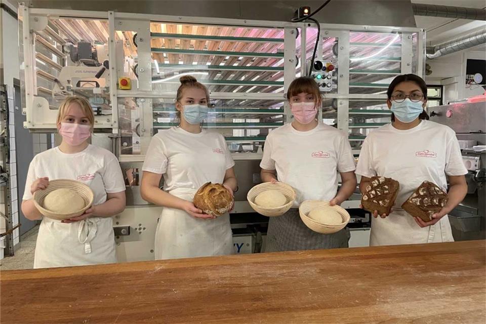 Leonie Rütter, Emily Zalinski, Paula Bittinger und Fueangfa Suwansawek (v.l.) machen eine Ausbildung in der Bäckerei Spangemacher.