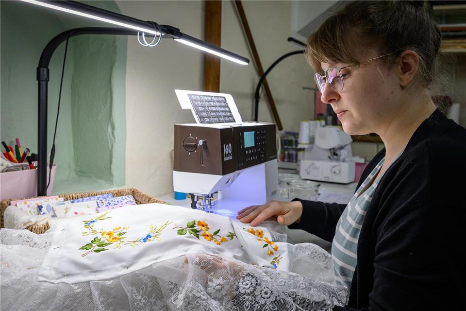 Leonie Schiemenz näht nebenberuflich Trachten. Patrick Pleul/dpa