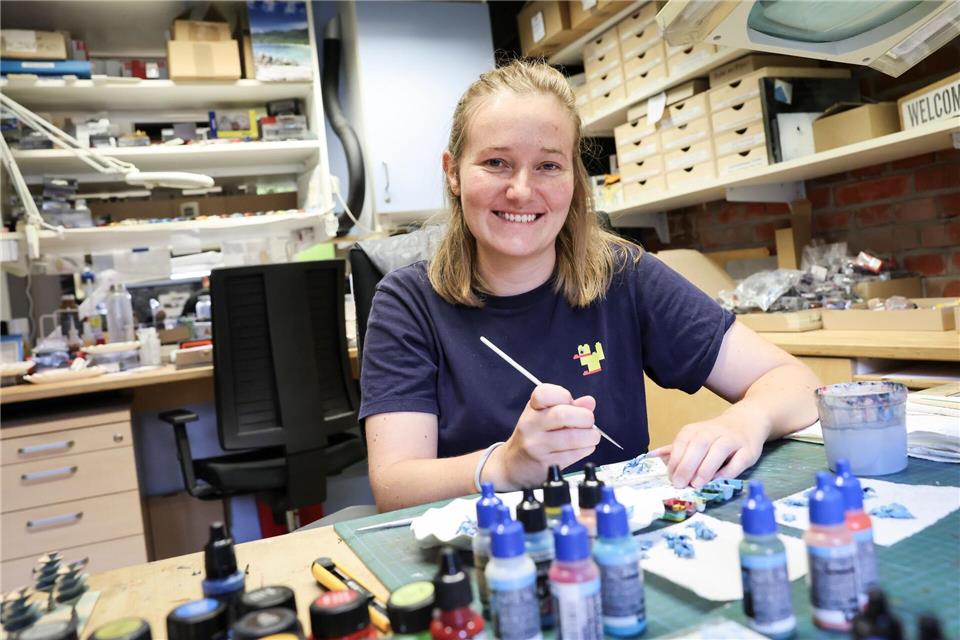 Leonie Vogt ist noch neu und fasziniert von den Details, auf die im Miniatur Wunderland geachtet wird. Christian Charisius/dpa