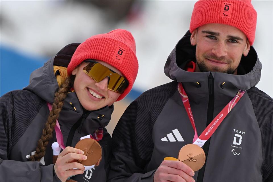 Leonie Walter und Guide Christian Krasman jubeln über Bronze. Martin Schutt/dpa