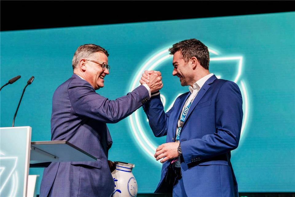 Leopold Born (r.) ist nun auch offiziell CDU-Generalsekretär in Hessen. CDU-Landeschef Boris Rhein gratuliert ihm.Andreas Arnold/dpa