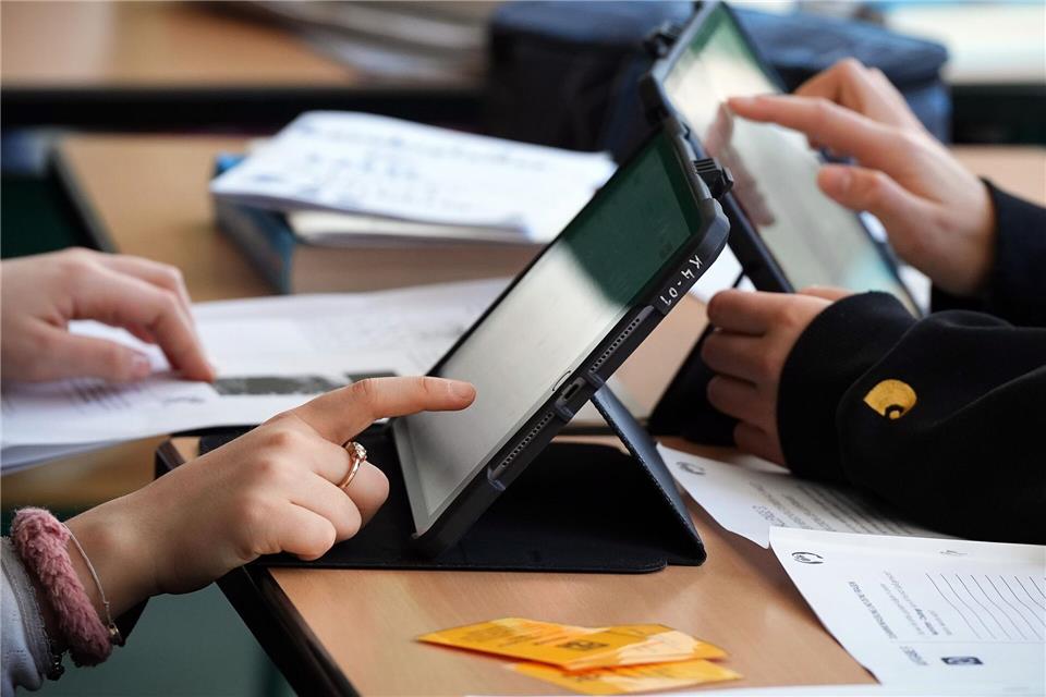 Lernen am Tablet oder Papier? Für das Lernen neuer Wörter an Grundschulen macht das einer aktuellen Studie zufolge keinen großen Unterschied. (Symbolbild)Soeren Stache/dpa