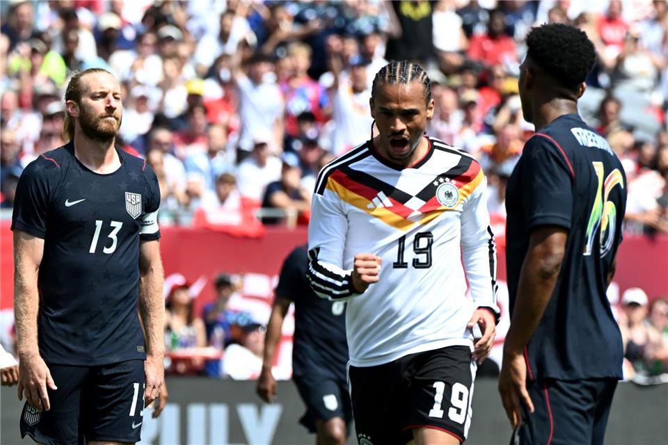 Leroy Sané bejubelt sein Tor zum 2:1.Federico Gambarini/dpa