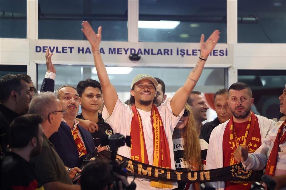 Leroy Sané gastiert mit Galatasaray Istanbul bei Eintracht Frankfurt.Murat Akbas/dpa
