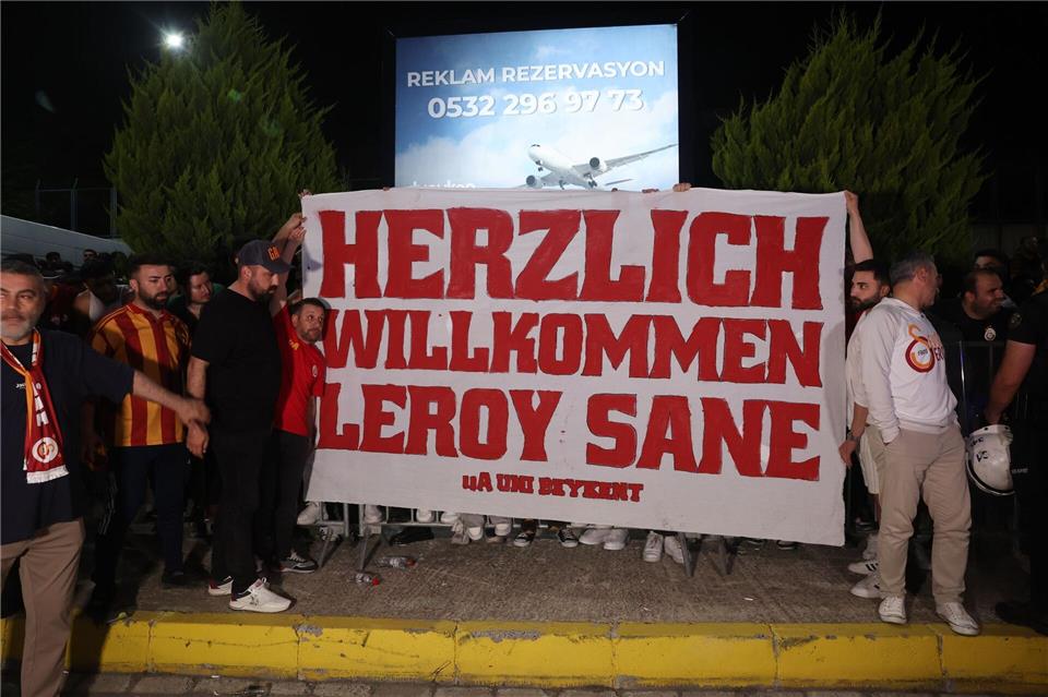 Leroy Sané ist in Istanbul begeistert empfangen worden.Murat Akbas/dpa