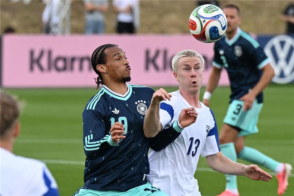 Leroy Sané (l) ist zum Herausforderer von Youngster Lennart Karl geworden.Federico Gambarini/dpa