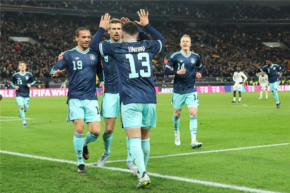 Leroy Sané (l) jubelt mit Leon Goretzka und Torschütze Deniz Undav nach dem späten Siegtor gegen Ghana.Christian Charisius/dpa