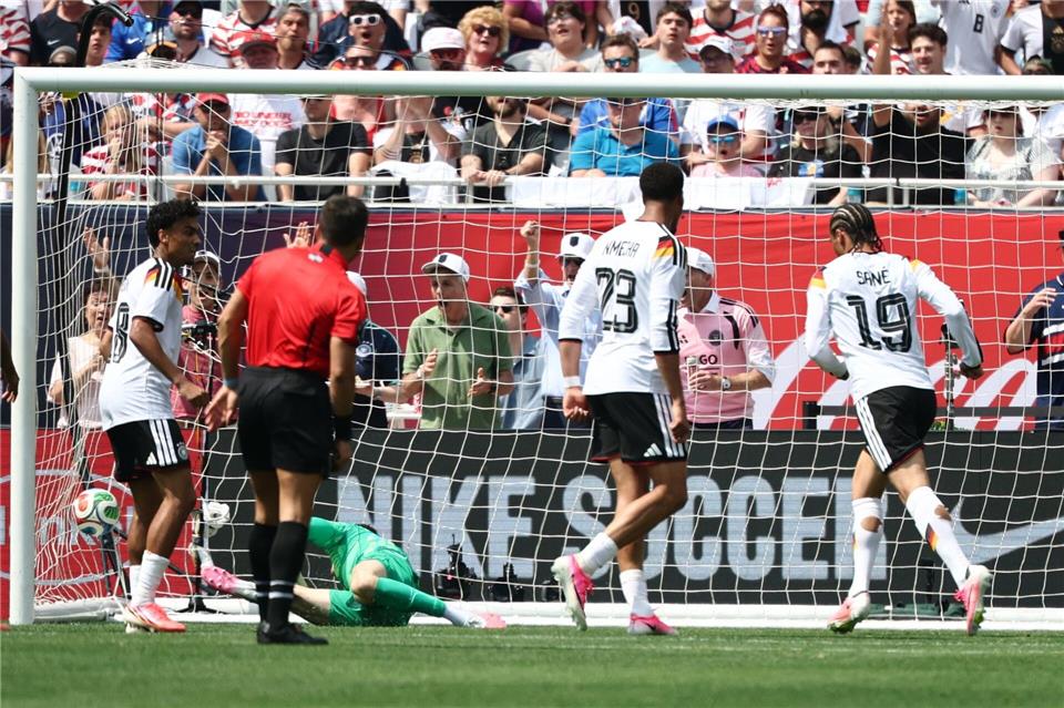 Leroy Sané (r) bei seinem Siegtor mit dem starken linken Fuß.Christian Charisius/dpa