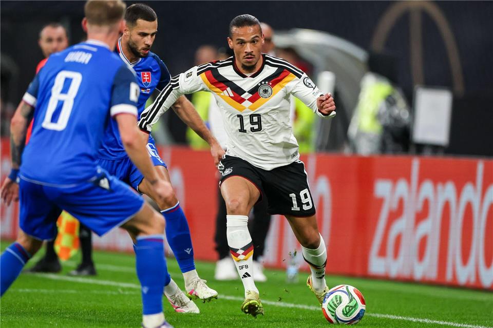Leroy Sané (r) glänzte im entscheidenden WM-Qualifikationsspiel gegen die Slowakei. (Archivbild)Jan Woitas/dpa
