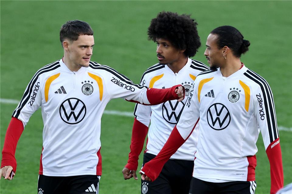 Leroy Sané (r) spielt bei der Nationalmannschaft praktisch auf Bewährung. Christian Charisius/dpa