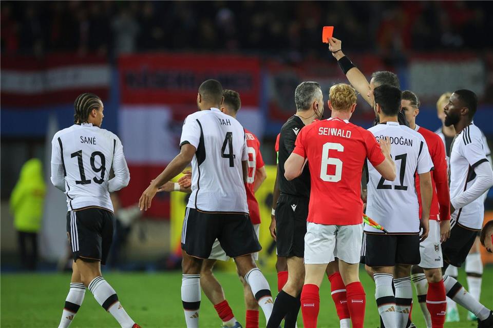 Leroy Sané sieht im Länderspiel die Rote Karte von Schiedsrichter Slavko Vincic.Christian Charisius/dpa