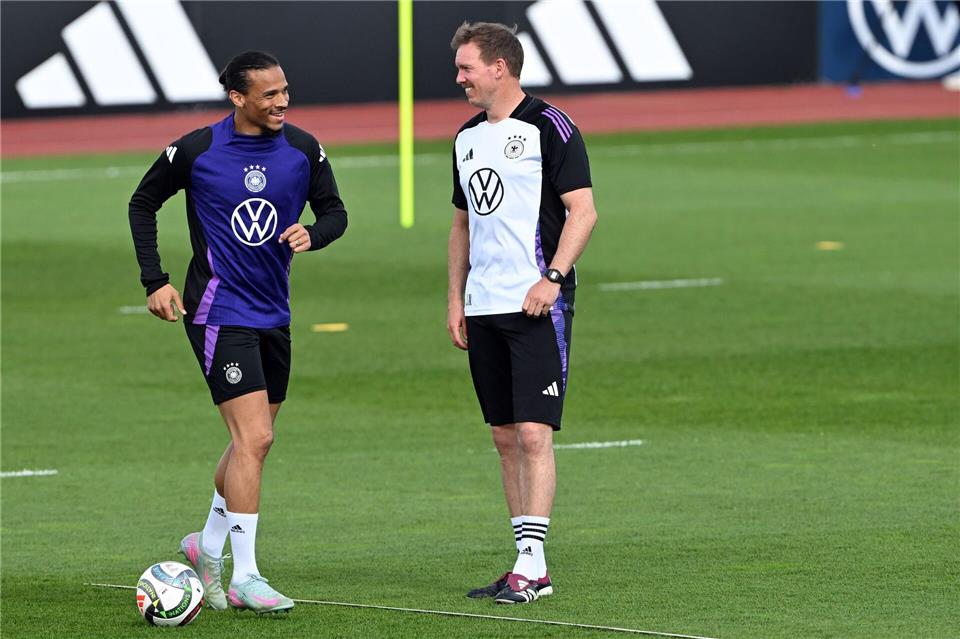 Leroy Sane und Bundestrainer Julian Nagelsmann.Federico Gambarini/dpa