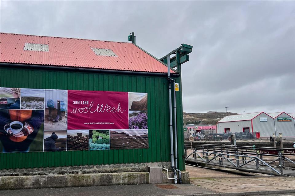 Bei den Spinnern: Die Shetlands als Mekka der Strick-Szene Lerwick ist der Hauptort der Shetlandinseln. Hier findet die Wool Week statt, wie dieser Banner zeigt.Verena Wolff/dpa-tmn