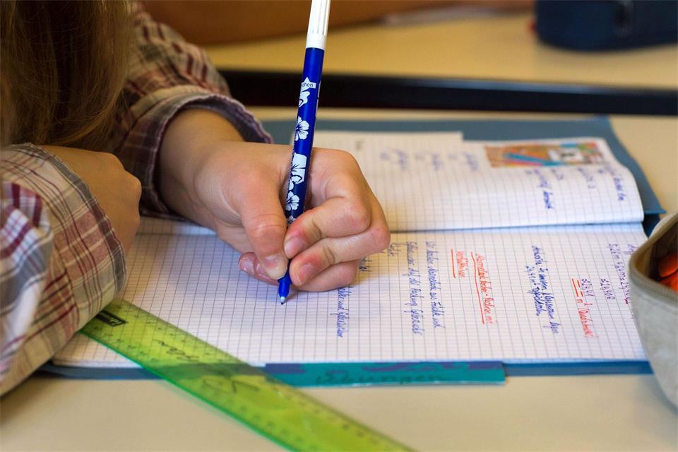 Lesen und Schreiben ist keine Vorbedingung für den Besuch der Schule, sondern wird in der ersten Klasse vermittelt. (Archivbild)Jens Büttner/dpa/dpa-tmn